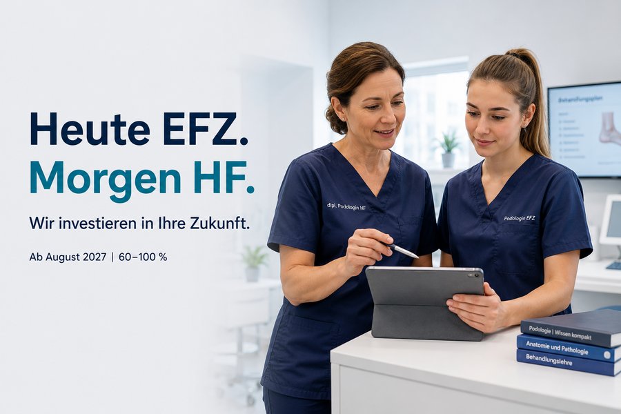 Bildtext: «Heute EFZ. Morgen HF. Wir investieren in Ihre Zukunft. Ab August 2027 | 60–100 %» und das Logo «Podologienetzwerk». Daneben besprechen eine dipl. Podologin HF und eine Podologin EFZ — so die Aufschriften auf ihren Kasacks — in einer hellen Praxis gemeinsam einen Behandlungsplan auf einem Tablet.